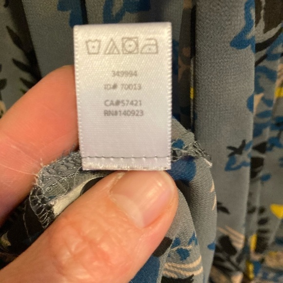 ANN Taylor Loft petites grey/blue flower patterned blouse. - Picture 6 of 9